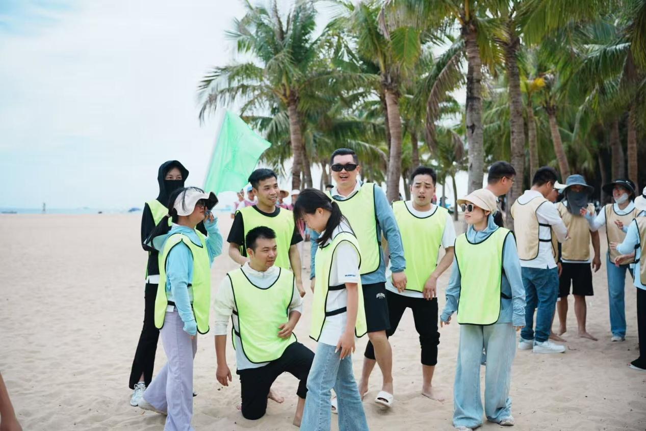 Ang Mga Miyembro ng Koponan ng GUDGA ay Magkasama para sa isang Seaside Team-Building Event